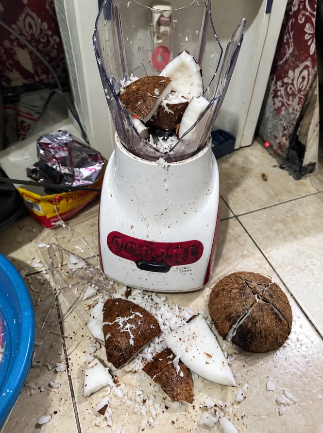 txtharihariWNI's tweet photo. Serius nanya...

Ini salah aku karena masukin kelapa terlalu besar, atau blendernya memang nggak kuat? 😭

Yang pernah pakai blender begini, menurut kalian gimana? https://t.co/qCX2smDIeD