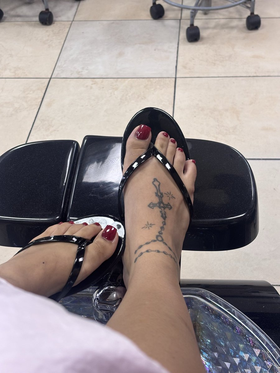 avensinss666's tweet photo. who wants to be nice and pay for my pedicure today #toes #prettyfeetgang https://t.co/WGQwmx8daU