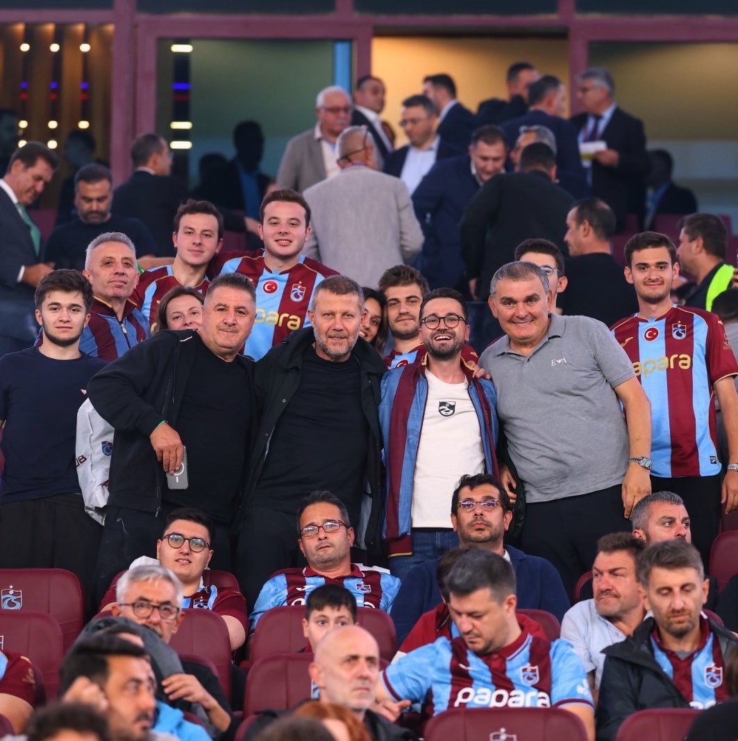 AdemMetan's tweet photo. İstanbul’a yeni indim. Fotoğrafı da ancak paylaşabildim. Aslında hiçbirimiz birbirimizi tanımıyoruz. Stadyum dostluğu diyelim. Her birine selam olsun. https://t.co/hHds6rOSoc