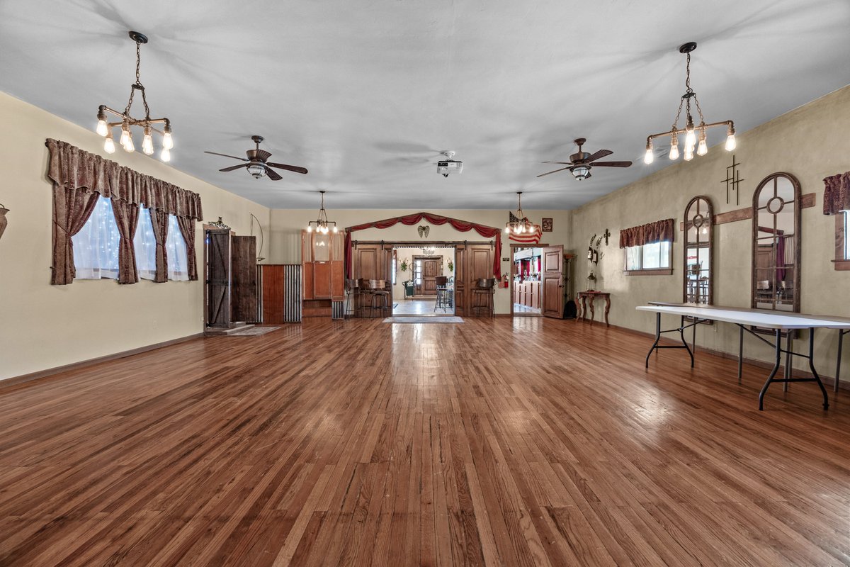 thejoereedteam's tweet photo. 🏛️✨ Historic character meets flexible space! 🪵 Original hardwood floors, rustic Western details, full kitchen &amp; office/flex spaces.

📍 616 E Main St | MLS #20263286
📞 970-260-7725

#RangelyColorado https://t.co/bm6McqGcc9