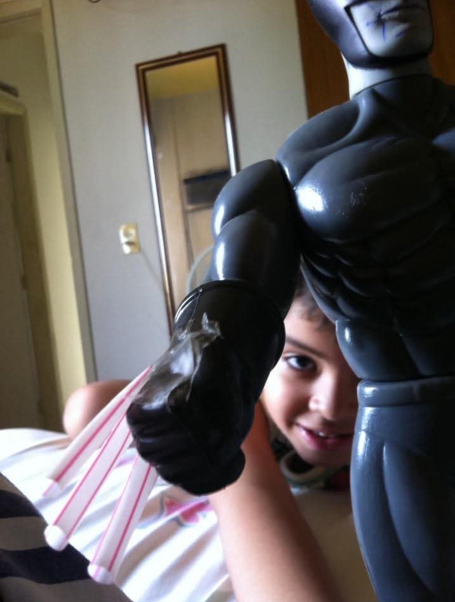 luishsccp's tweet photo. eu criança pegando um Batman e pregando canudinhos para transformar ele num Wolverine.
#BatDay https://t.co/DHrhQbq0Bn