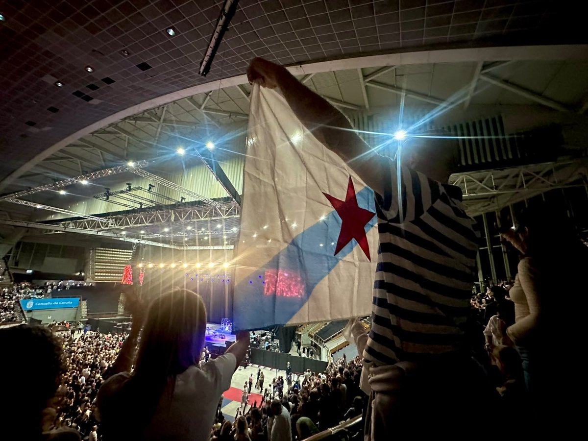 fromgaliza's tweet photo. Como gesto para o país onde hoje apresentou o melhor da sua arte, Silvio Rodriguez começou o seu concerto de hoje na Corunha dedicando-o à Begonha Caamanho, quem há anos conheceu. #GalizacomCuba 🇨🇺 https://t.co/iY1ybjnFap