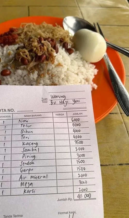 txtharihariWNI's tweet photo. Ga lagi-lagi deh makan di Warung Bu Haji Yeni. 😭

Kalian kalau ngalamin kejadian kayak gini, trauma juga nggak, guys? https://t.co/onqPRn7DU1