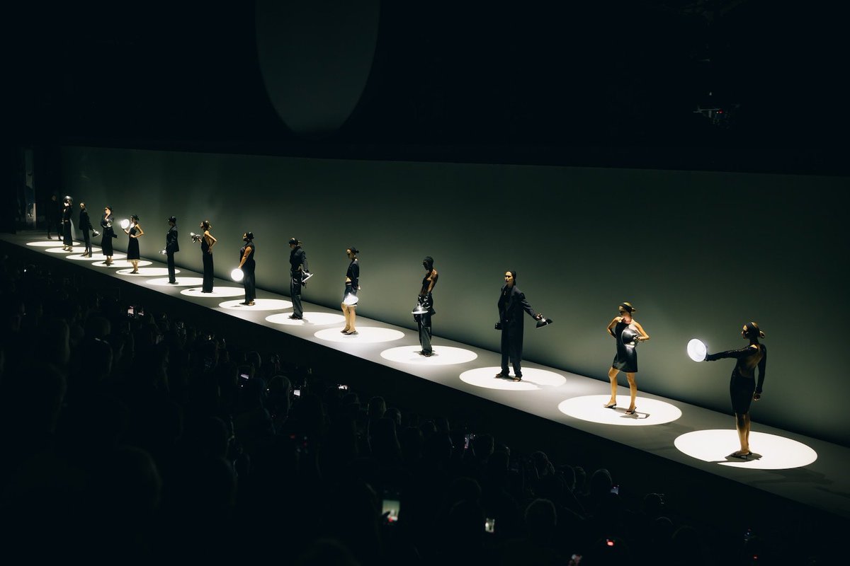 frogspitsimulat's tweet photo. I loved it so much as a prompt. SHOWStudio team built a live Al mirror using Cliff Warner's illustrations while models acted like each others shadows, at some point they were lighting themselves and each other, the projectors were used for images as well as light sources, https://t.co/9PlucfDGTH