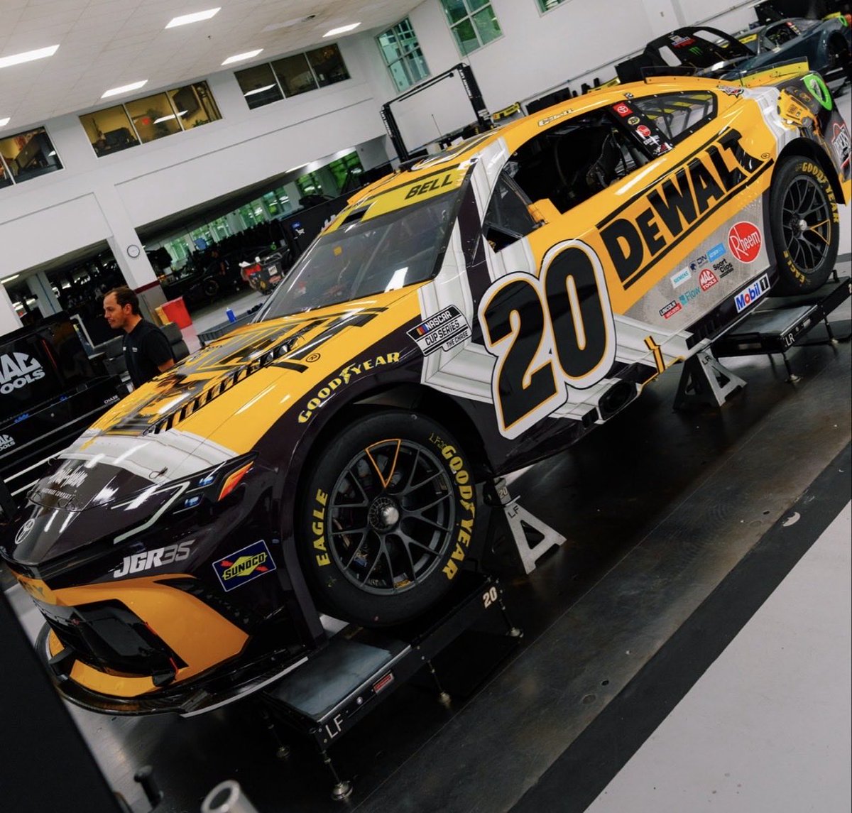 Gibbs20team's tweet photo. Starting P12 in Bristol is your defending night race winner #Cbell! Lets go! https://t.co/1Vgrcj9IcH