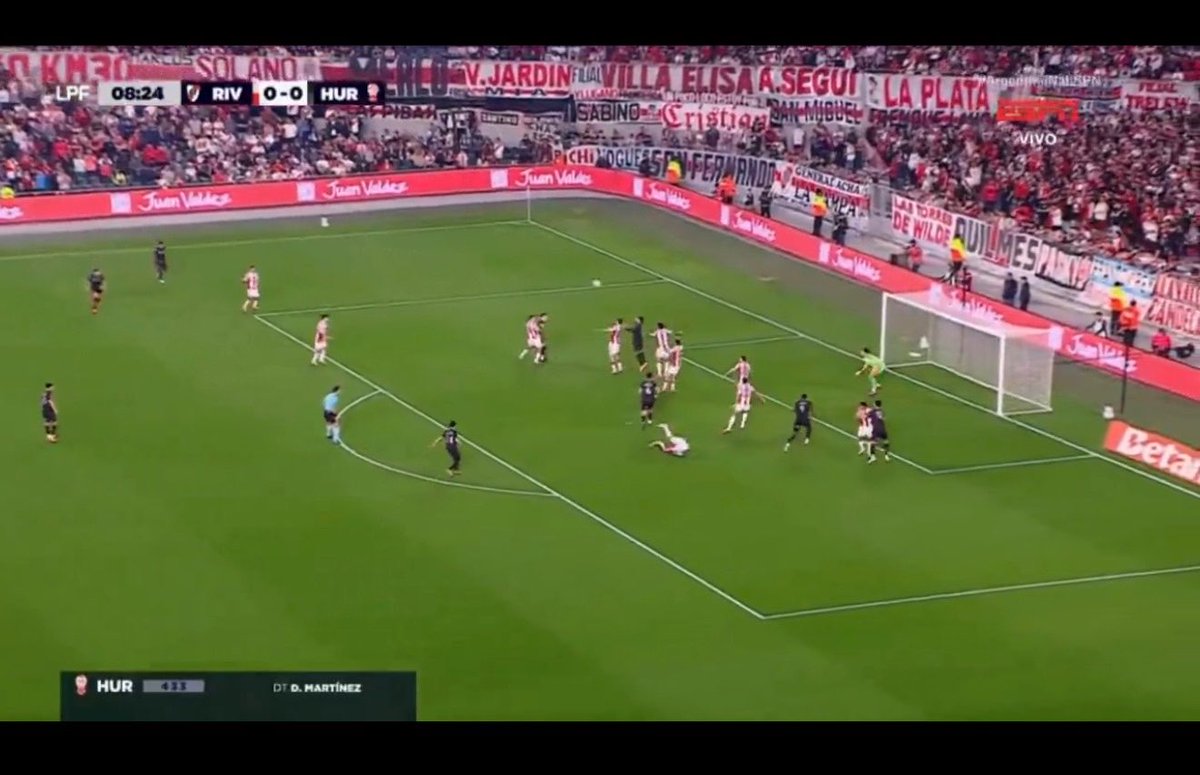HaceloCuevas's tweet photo. A dónde va a salir Beltrán, pelotudos? Es TODA del minusválido mental del 28 que la deja pasar e impide que Beltrán salga a atacar la pelota antes del pique. https://t.co/gPa0iCExEr