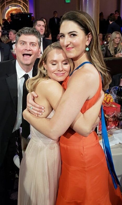 filmsjroberts's tweet photo. kristen bell always closing her eyes whilst hugging d’arcy carden 😭🥹 https://t.co/kcOlt8UFmx
