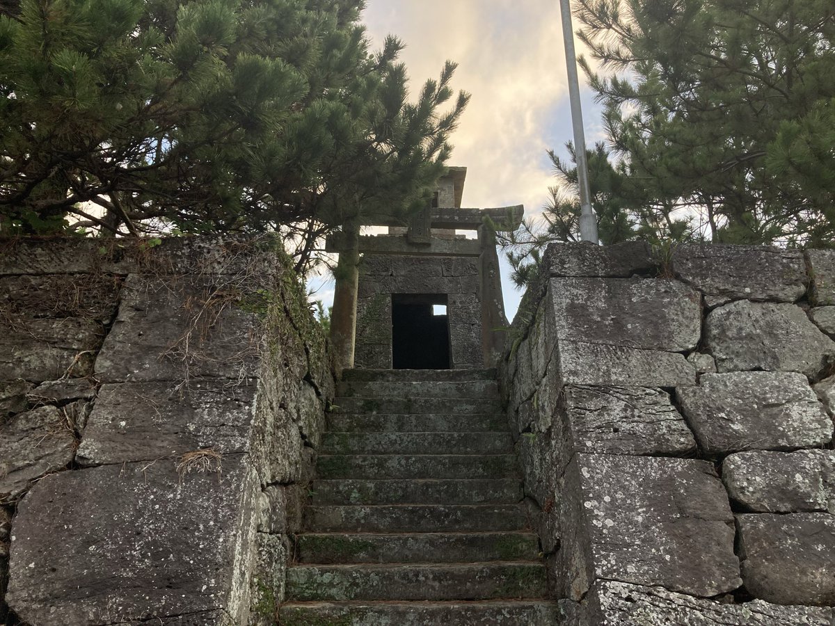fuurai6211's tweet photo. おはようございます🌅
福江港に着いたらまず｢何あれ｣ってなるや〜つ♪
"常灯鼻"と呼ばれるそれは灯台＆防波堤だったもの！

港を回り込むので歩くとちょっと時間がかかります💦
築城にあたったのは滋賀県大津からの石工集団…
ここにも来ていたのかッ、穴太衆！？ https://t.co/Cla5QaH4sC