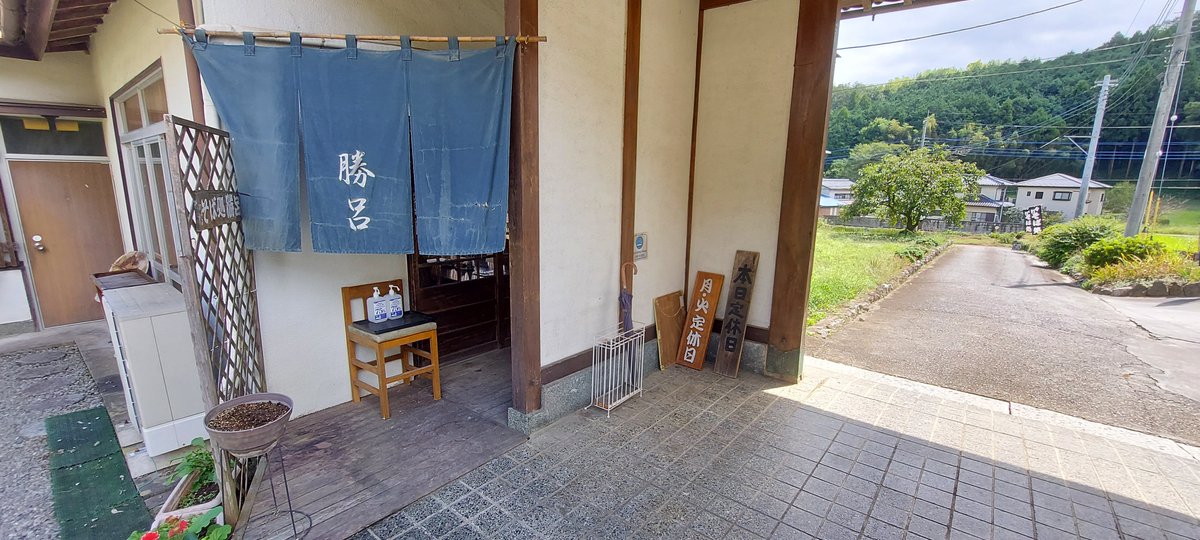 A13a0C0's tweet photo. 金勝山から官ノ倉山に行く途中にあったお蕎麦屋さん、勝呂。
吉田家住宅の近くです。
ざる蕎麦800円と野菜天ぷら400円をいただきました。
駐車場もあるから、今度は両親を連れて行きたいな。
#金勝山　#官ノ倉山　#蕎麦　#吉田家住宅 https://t.co/OwoXUW07Tc