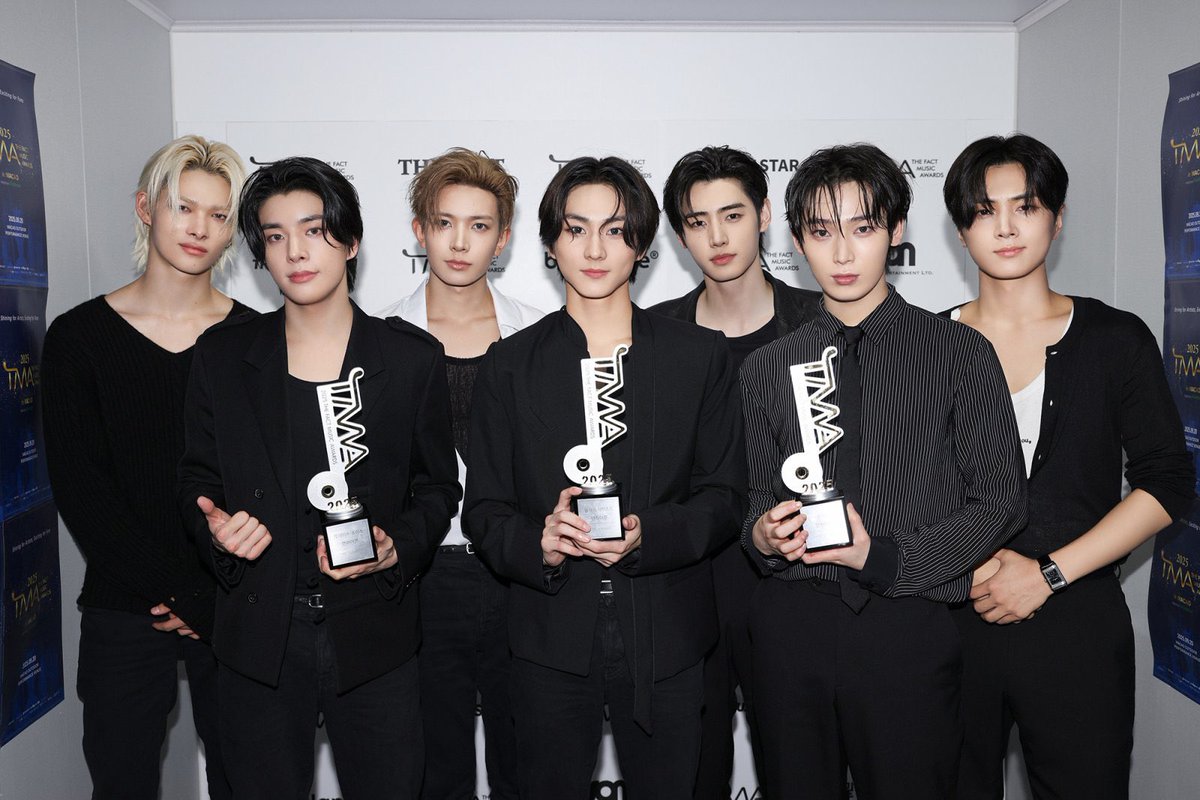 ENVANUPDATES's tweet photo. One year ago, ENHYPEN brought home 3 trophies at the 2025 The Fact Music Awards! 

🏆 Artist of the Year (Bonsang)
🏆 Today’s Choice (Best Performance of TMA 2025)
🏆 Icon of the Year (Daesang) https://t.co/hDMSTNFrlY