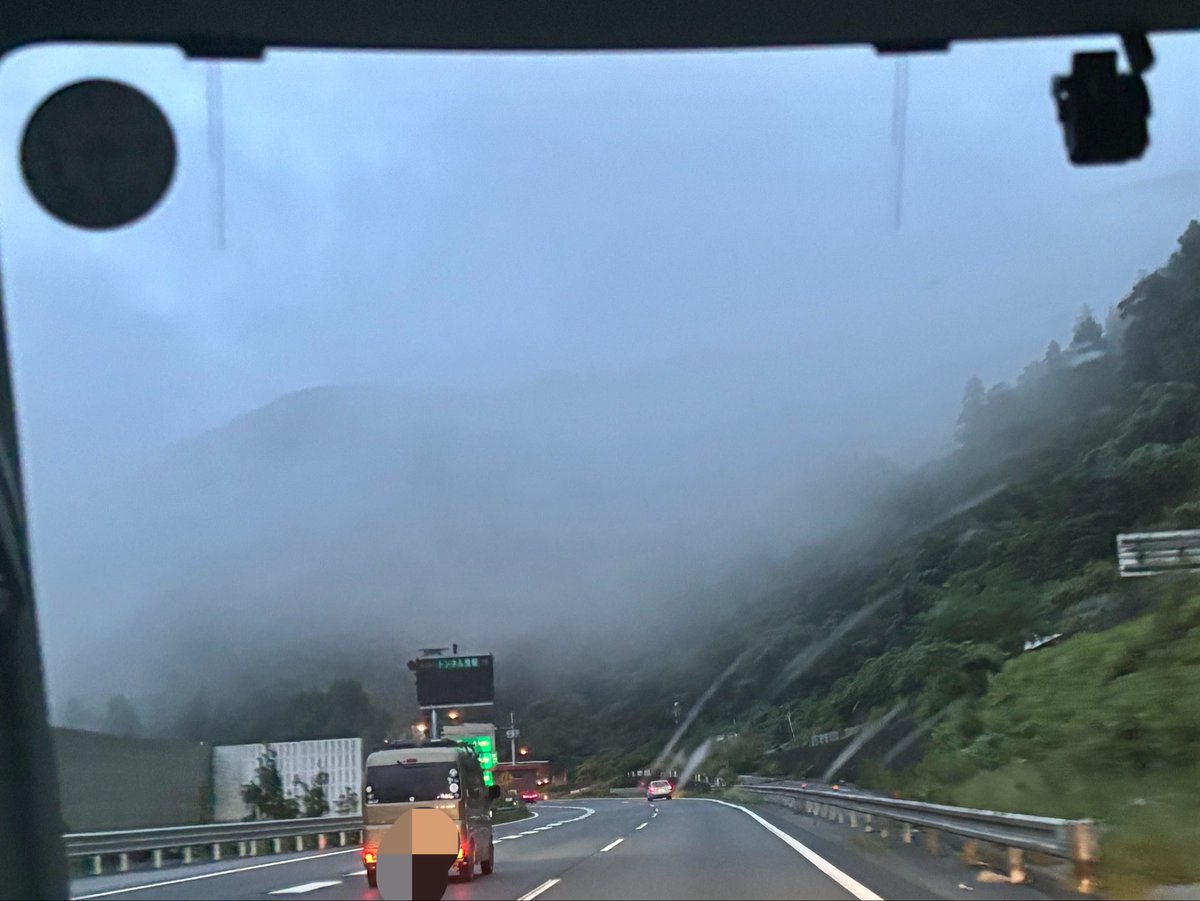 sui_urabito's tweet photo. 実はインフルなってたけれど元気になって早朝から出てる。霧が立ち込める山々もいいね。 https://t.co/xxSLKXShWW