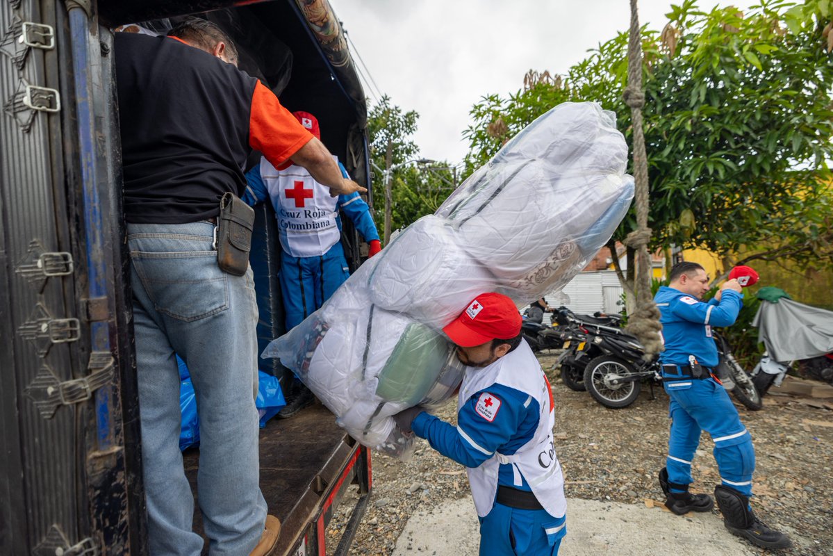 cruzrojacol's tweet photo. 💙 Gracias a cada voluntario que ha puesto su tiempo, sus conocimientos y su corazón al servicio de Colombia. https://t.co/KNEtLwfkOk
