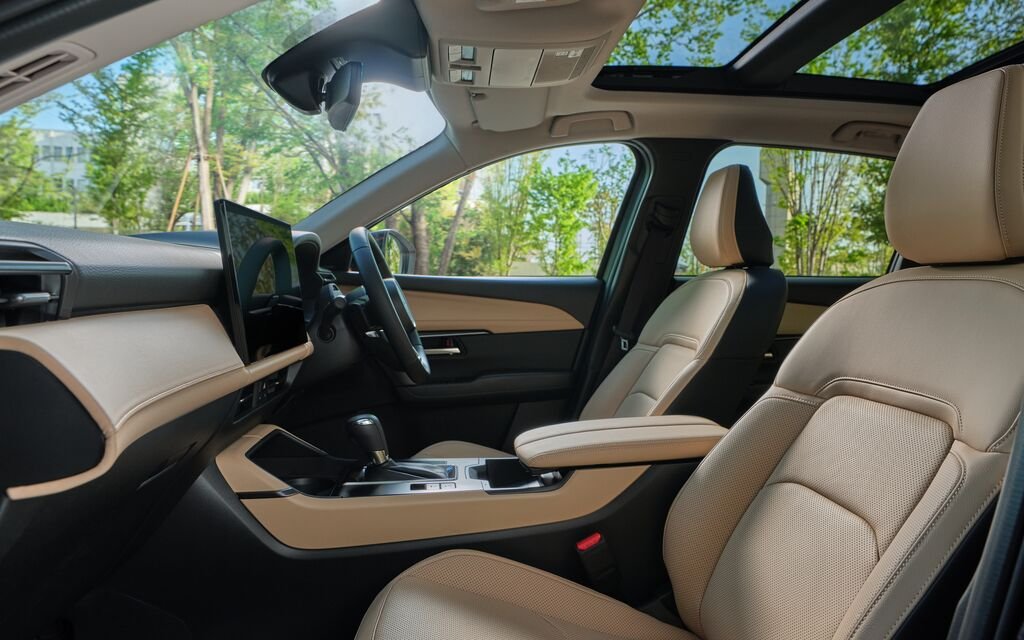 Mazda_PR's tweet photo. ◇今日はどこに行く？CX-5篇◇
シルバーウィーク、お休みの方も、お仕事の方も、今日は、どこまで行きますか🚙？

新型CX-5は、走りの楽しさはもちろん、ゆったり快適に過ごせる室内空間も魅力。ドライバーだけでなく、家族や仲間とのロングドライブも心地よく楽しめます。

みなさんの今日の目的地や、立ち寄った場所をコメントで教えてください🚗
※台風の影響がある地域の皆さま、どうか無理な外出はなさらず、安全第一でお過ごしください。

新型CX-5について詳しくはこちら
https://t.co/6BkmnX88yh

#どこいく #シルバーウィーク #ドライブ #マツダ #MAZDA #CX5 #新型CX5