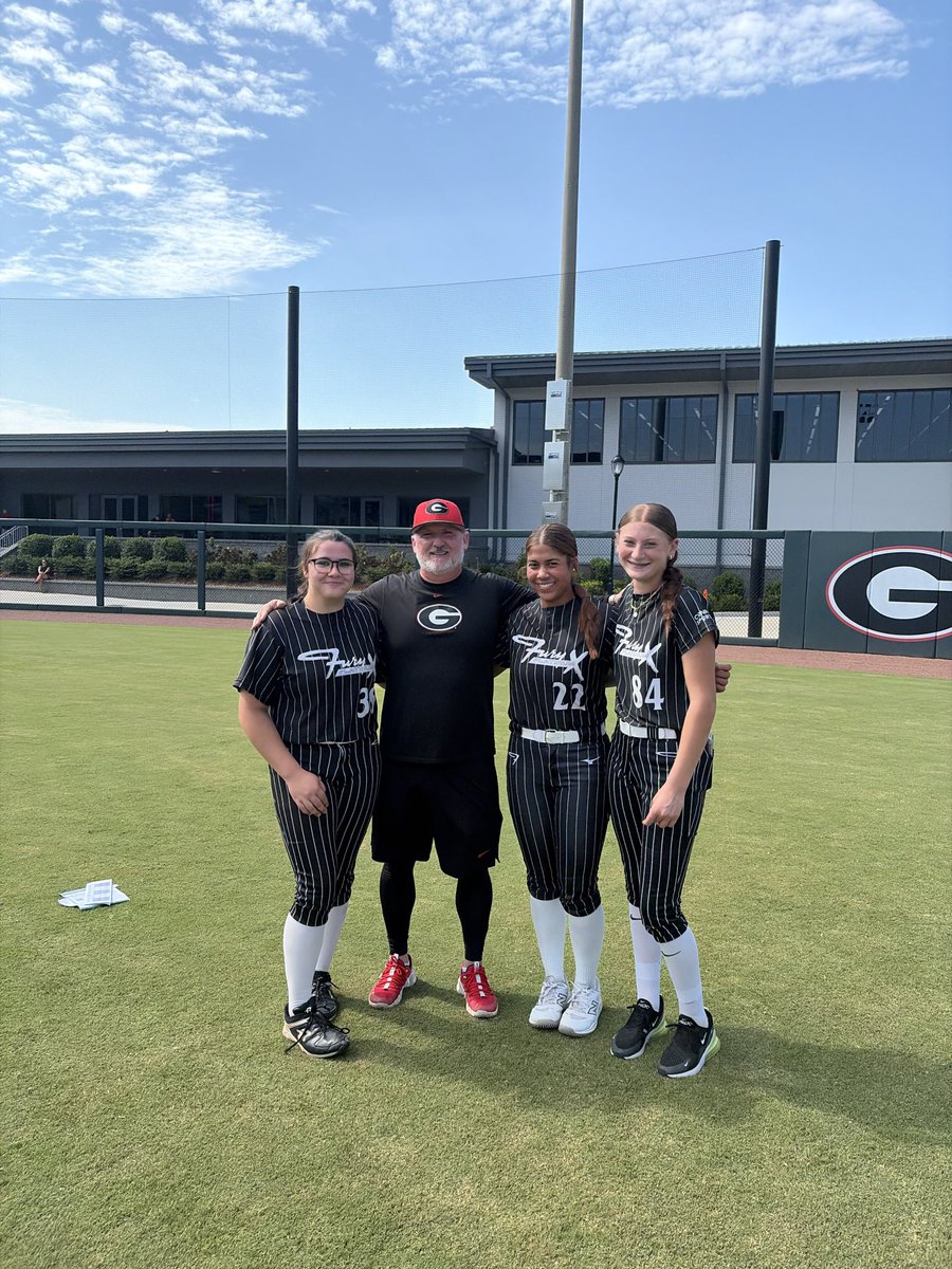 audreyhaywood10's tweet photo. I had a great day in Athens!  Thank you @UGASoftball for a great camp!  Top notch facilities, great coaches, and an awesome atmosphere!  Go Dawgs ❤️🖤@UGACoachTony @Syd_finch @chelsw20 @MikeDavo17 @Jeremy_P_Higdon @FuryXhelton @LineDsoftball @PrepSoftball @TopPreps @SoftbalAmerica @ExtraInningSB