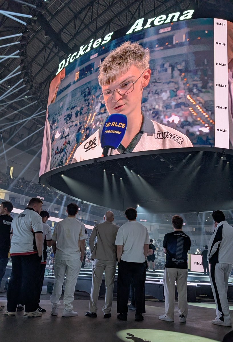 StumpyGoblin's tweet photo. Players and staff from both @KarmineCorp &amp; @TeamVitality have joined together to celebrate Zen and Atow's 2v2 World Championship victory 💙 💛

#KCWIN #VITWIN https://t.co/wPh31uma5r