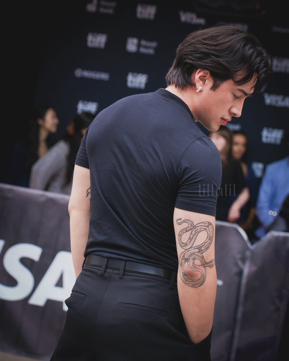 kaymadeo's tweet photo. i think this is the first time i’ve seen a clear shot of his entire tattoo. https://t.co/zM8JDJmjPC