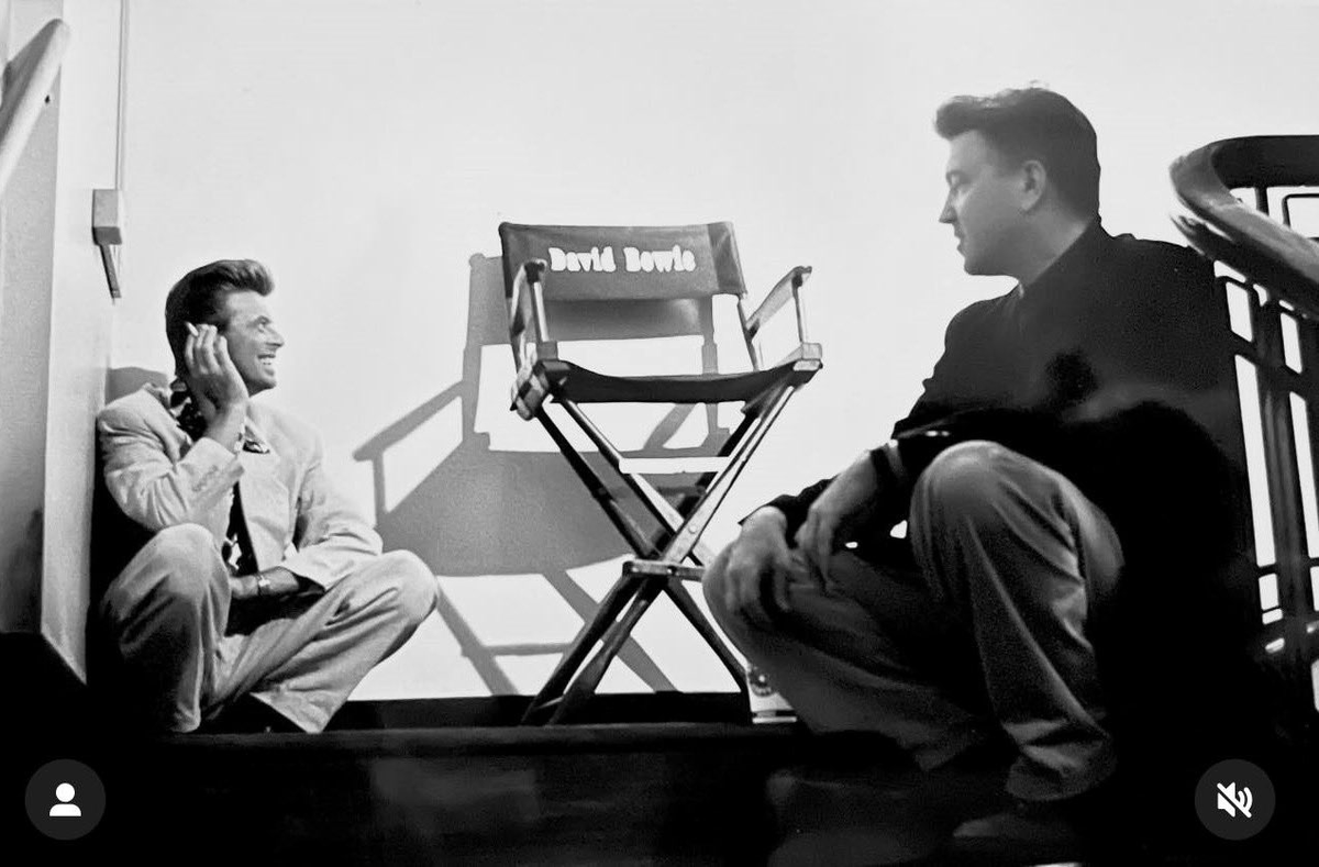 TheCinesthetic's tweet photo. David Bowie &amp; David Lynch behind the scenes of Twin Peaks: Fire Walk with Me (1992) https://t.co/NIocyfsVyH