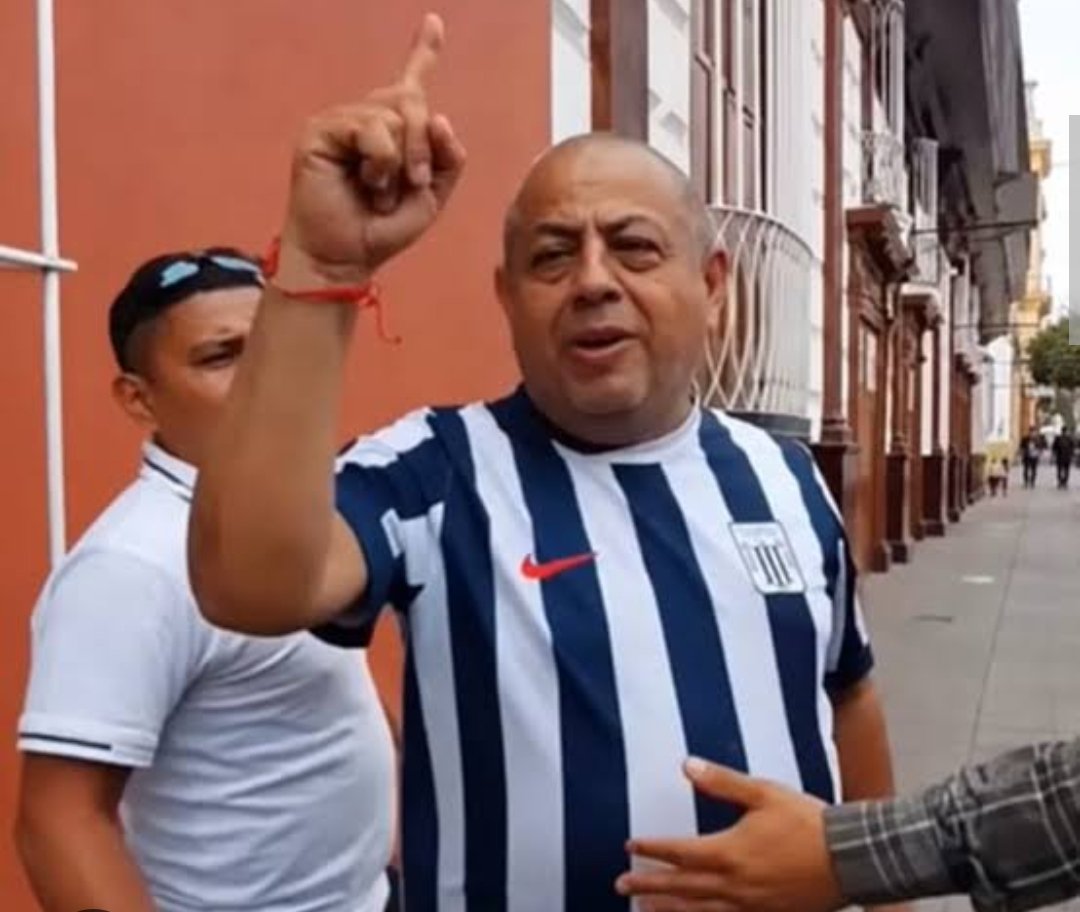 jhanfranck's tweet photo. 🔴Señores de la @PoliciaPeru, yo he estado en algún momento en una institución armada y les pregunto ¿esta HUEVADA puede ser general?

1. NO TIENE PORTE MILITAR

2. No tiene léxico profesional MÍNIMO para desempeñar el cargo. Escuchen como habla, parece un cargador de la parada.

3. Es desprolijo al vertir el uniforme. Anda todo descuajeringado.

¿Ustedes creen que a un tipo así se le toma en serio? ¿Como un tipo tan LIMITADO puede llegar a ser general de la policía?

El general Víctor Revoredo debe ser DADO DE BAJA DE INMEDIATO.

¡¡¡ES UNA VERGÜENZA PARA LA POLICÍA Y EL PERÚ!!!