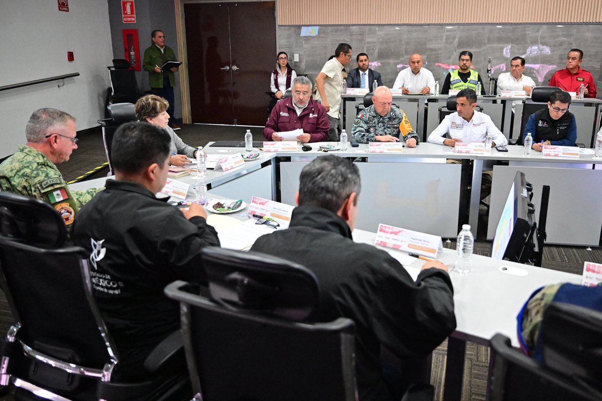 SEMOV_Edomex's tweet photo. Estos ejercicios nos permiten fortalecer nuestra preparación ante un sismo y proteger a nuestras familias. 🏠👨‍👩‍👧‍👦

¡Participemos activamente!
#LaPrevenciónEsNuestraFuerza #ElPoderDeServir 

🧵2/2 https://t.co/ZxHjP4DzsX
