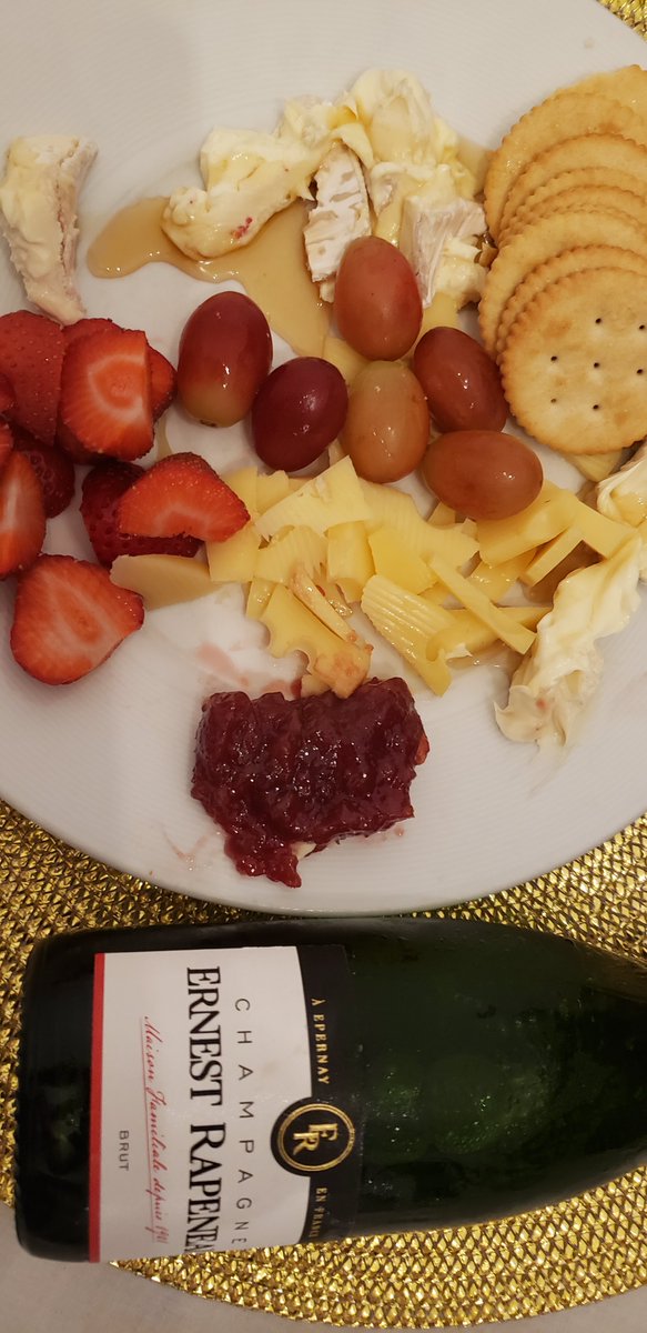 ChefArthur1's tweet photo. simple pleasure of life  cheese 🧀 plate and champagne 🍾 #chefarthur #chefarthur1 #chefmade #food #cheese #champagne https://t.co/1kd1wmCFnW