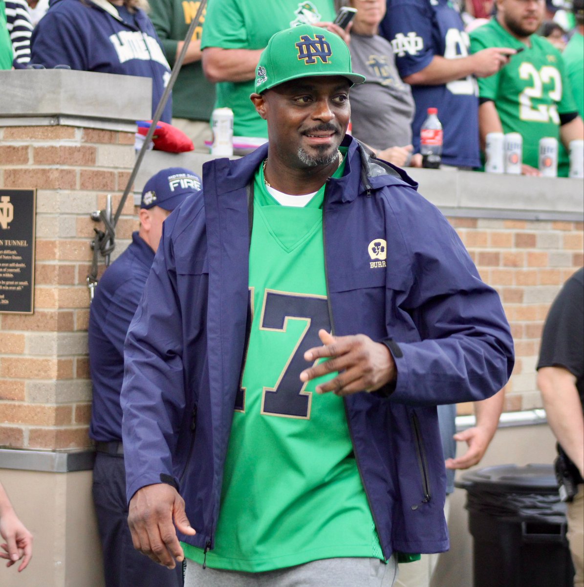 ByKyleKelly's tweet photo. Legendary Michigan State WR Plaxico Burress repping all Notre Dame gear for tonight’s game between the Spartans and Irish 👀

Burress’ son, Elijah Burress, is a sophomore WR for Notre Dame ☘️ https://t.co/OLqmo1SGTg