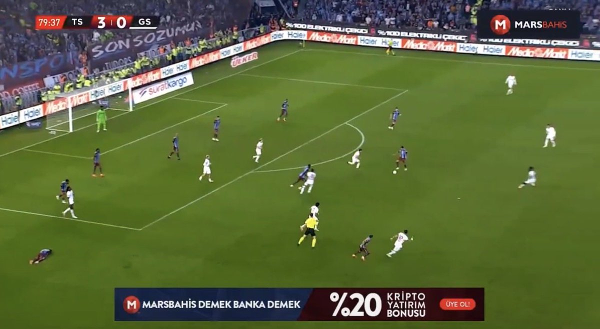 zeydnl's tweet photo. @Beyneminel yok ben burda 3. sınıf defansı geçemeyip kaptırdığı top sonrası yürüyen bu spastiğe bakacağım. 20m maaş alıp tek bir adam dahi geçemeyen spastiğe https://t.co/k4dbPrFNXT