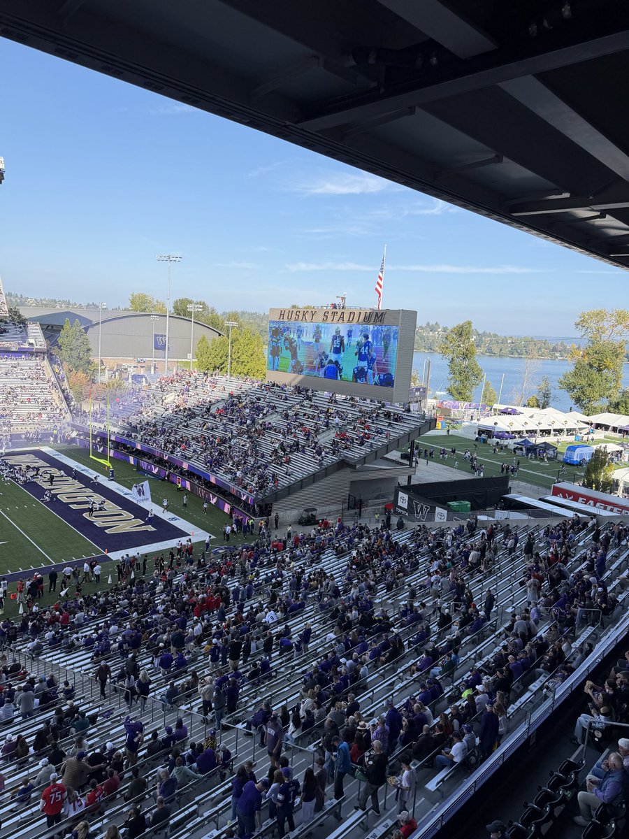 Dschrempf's tweet photo. Greatest setting in college football! Let’s gooooo @UW_Football https://t.co/NwoGlk7fqP