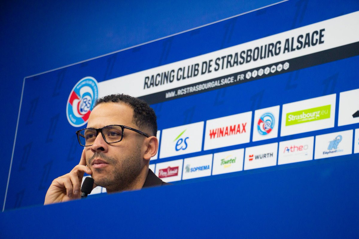 EditionKrimmeri's tweet photo. Liam Rosenior 19/09/2026 : "Les gens me connaissent, j'ai toujours été très respectueux pour ce club"

Ce même personnage pendant son passage au Racing Club de Strasbourg :

- Septembre 2025 : le conflit avec les supporters commence à prendre une autre dimension. Après l'annonce du transfert d'Emegha à Chelsea. Rosenior prend publiquement la défense de son joueur et reproche à une partie des supporters leur manque de respect.

- Quelques jours plus tard : alors que les quatre groupes de supporters sont en conflit ouvert avec la direction autour de BlueCo, Rosenior se place clairement du côté de son groupe et explique respecter les Ultras mais être convaincu que le Racing est « entre de bonnes mains ». Pour les supporters opposés à BlueCo, le coach devient désormais l'un des visages du projet.

- Début janvier 2026 : alors que Rosenior est encore sous contrat jusqu'en 2028, son nom apparaît pour remplacer Maresca à Chelsea. Lui assure après Nice qu'il n'y a « rien de concret » et qu'il « dit toujours la vérité ». Le lendemain, il prend pourtant un avion Strasbourg → Londres pour négocier avec Chelsea.

- C'est officiel : Rosenior quitte le Racing en pleine saison pour Chelsea, le club phare de BlueCo. Celui qui expliquait quelques mois auparavant son attachement au Racing rejoint précisément le club que les supporters dénoncent comme la menace pour l'indépendance du Racing.

- Le 6 janvier, Rosenior revient de Londres pour annoncer son départ vers Chelsea. Il organise lui-même sa conférence de départ, alors que le Racing est encore engagé dans sa saison et qu'il est toujours contractuellement lié au club.

- Et Rosenior ne s'arrête pas là : il explique que Strasbourg n'est simplement « pas au niveau de Chelsea » et qu'il s'agit d'une opportunité à laquelle il ne pouvait pas dire non. Lors de cette même conf de presse il est placé au premier plan, devant Marc Keller, président du Racing, qui se retrouve littéralement derrière son entraîneur au moment où celui-ci annonce qu'il quitte le club pour Chelsea.

Il conclura son argumentaire avec : « Ça doit être un honneur pour Strasbourg de voir un manager passé chez eux partir entraîner un grand club ».

Non, Liam, tu n'es pas "respectueux" envers le Racing.