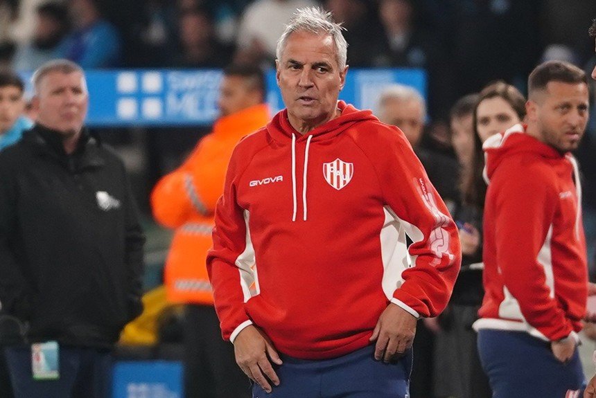 Lorenzo_Cabana1's tweet photo. #Unión 
🎙Leo Madelón, tras la derrota ante #Independiente

«“Quedás lejos de la Sudamericana, pero no es imposible. De no ser asi, no sera un fracaso. Sé cómo se puede salir de esto”.»

«“No es nada negro. Perdimos un partido que, con poco, el rival se lo llevó”.»

«“Por lo que hicieron los dos en cancha, era un empate. Fue más error nuestro que mérito de ellos”.»

«“Cuando termine todo se verá cómo quedaron los objetivos”.»

«“Algo faltó. Uno piensa que tenemos más de lo que creemos y no es así: hay que trabajar mucho en lo táctico y creer”.»

«“Esto duele porque trabajamos para ganar y nos hacen dos goles de la nada. No se llora: mañana a poner primera y el lunes, con todas las pilas”.»

«“Esto es paciencia y tranquilidad. Es todo relativo, duele, pero el hincha tiene que estar bien. Hay que sacarse esta derrota de encima”.»

«“Hay que madurar. Acá no hay que matar a nadie. Hay que pensar de otra manera, trabajar de otra manera, ser autocríticos y ser acertados”.»