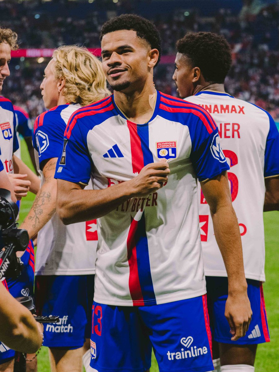 OL's tweet photo. 👉🦁❤💙

#OLSRFC https://t.co/70BtCdDNCt