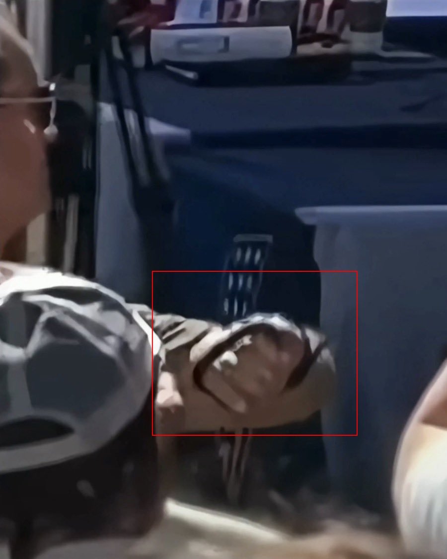 ValVenisEnt's tweet photo. @LaurieLemuria Wth????? I litterally spelled out my assertion to you. I even have arrows pointing to the barrel and another pointing to the aiming device. I also included the photo of Rick Cutler holding the palm pistol like a sports tech band as he was holding it the entire time he was there. https://t.co/ZFCYXQtm0q