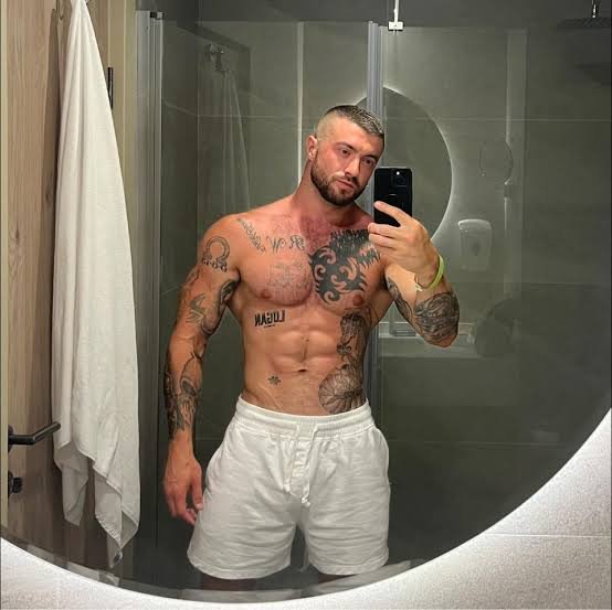 Jameshrdyx's tweet photo. You better be serious and have a reason  for texting  me or don't text.. 
 
What's on your mind and is Age  a thing for you?.. https://t.co/OTx3fo0j73