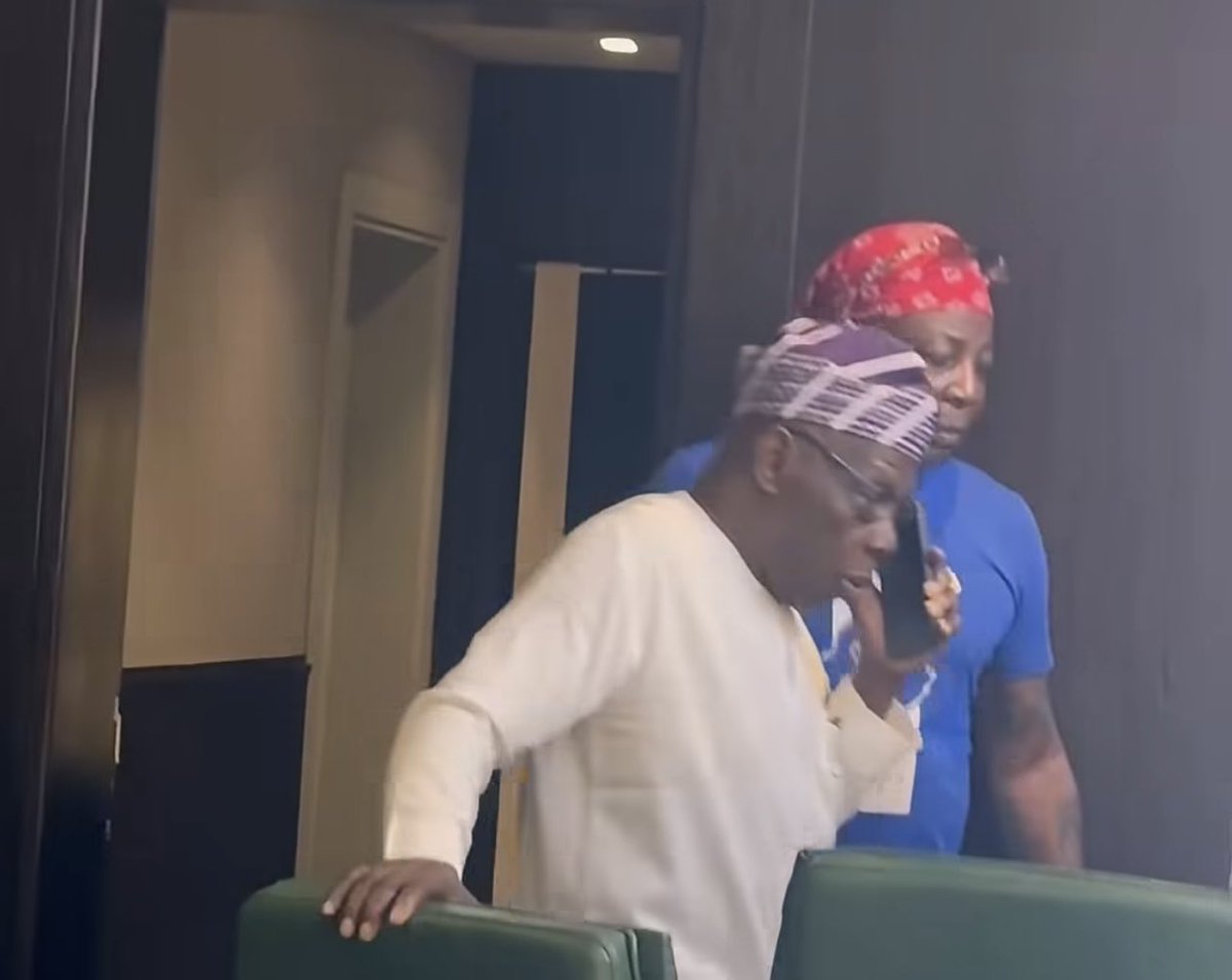 MachalaaAgent's tweet photo. The whole time Charly Boy was standing in the background while OBJ was saying Charly Boy is “jaga jaga,” knows nothing about him, dresses like a woman and a bushman, and was running away from him… meanwhile, look at Charly Boy right behind him. 😂😂😂 https://t.co/knhyWQL32t