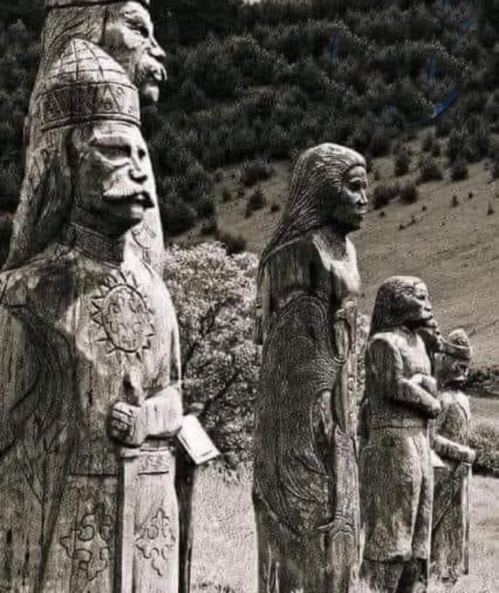 ergenekon172125's tweet photo. Arapların putlara Perslerin ateşe taptıkları dönemden 800 sene önce, bir ve tek olan Tanrı’ya inanan Türk Hun Hükümdarları şu duayı okurlardı:
“Ulu Tanrı!
Her şeyi yaratan Tanrı!
Yenilmez, yıkılmaz, ölmez, bitmez, yitmez, yok olmaz Tanrı!
Suyu donduran, buzu eriten, buzdan su yürüten, sudan ırmak coşturan, ırmaktan göl dolduran, gölde balık gezdiren Tanrı!
Kuru derelere pınar koşturan, ota ağaca can yürüten, ottan ağaçtan çiçek çıkartan, çiçeklerden oğul veren, arıya bal yaptıran Tanrı!
Günümüzü aydınlatan, gecemizi yıldızlarla süsleyen Tanrı!
Bize yeni bir yıl veren Tanrı!
Bu yıl bize bol ver, bolluk ver!
Otumuz otlağımız bol ver!
Kulunlarımız kuzularımız bol ver!
Yapağımız yünümüz, yağımız sütümüz, peynirimiz, kımızımız bol ver!
Yağmurumuz suyumuz bol ver!
Avlağımız avımız bol ver!
Urısı, kızı oğulumuz bol ver!
Anamızı balamızı, oğulumuzu kızımızı, gencimizi yaşlımızı, bu Kara Yer üzerinde hepimizi kara çorlardan sakla, isizlikten bizi esirge Yüce Tanrı!
Yayımız yaman, okumuz şaşmaz, kılıcımız keskin kıl!
Yağının başını munsuz, bileklerimizi güçsüz, yüreklerimizi umutsuz koma!
Bahar geçsin yaz gelsin, yaz geçip güz gelsin, güz buduna yeğni gelsin!
Kuzumuz, kulunumuz, oğulumuz çok olsun!
TÜRK çoğalsın Acun üze bey olsun!
Aç, çıplak kalmasın, acun düzen dirlik bulsun!
Yer ve gök ülüşü için, atalarımız tini için sunduğumuz iduklarımızı una!
Yüce Tanrı!
TÜRK Budun ilsiz kılma, TÜRK Budun başsız kılma, TÜRK Budun töresiz kılma, Hun Budun yüzün yere vurma, TÜRK Budun tutsak kılma, hatun olacak kızlarımızı kun, bey olacak oğullarımızı kul kılma!
📷📷📷📷
TÜRK budununu koru!”..
Kaynak : Ronald Cohn Jesse Russell, Tengriism,bookwika, VSD (1 Jan. 2012)