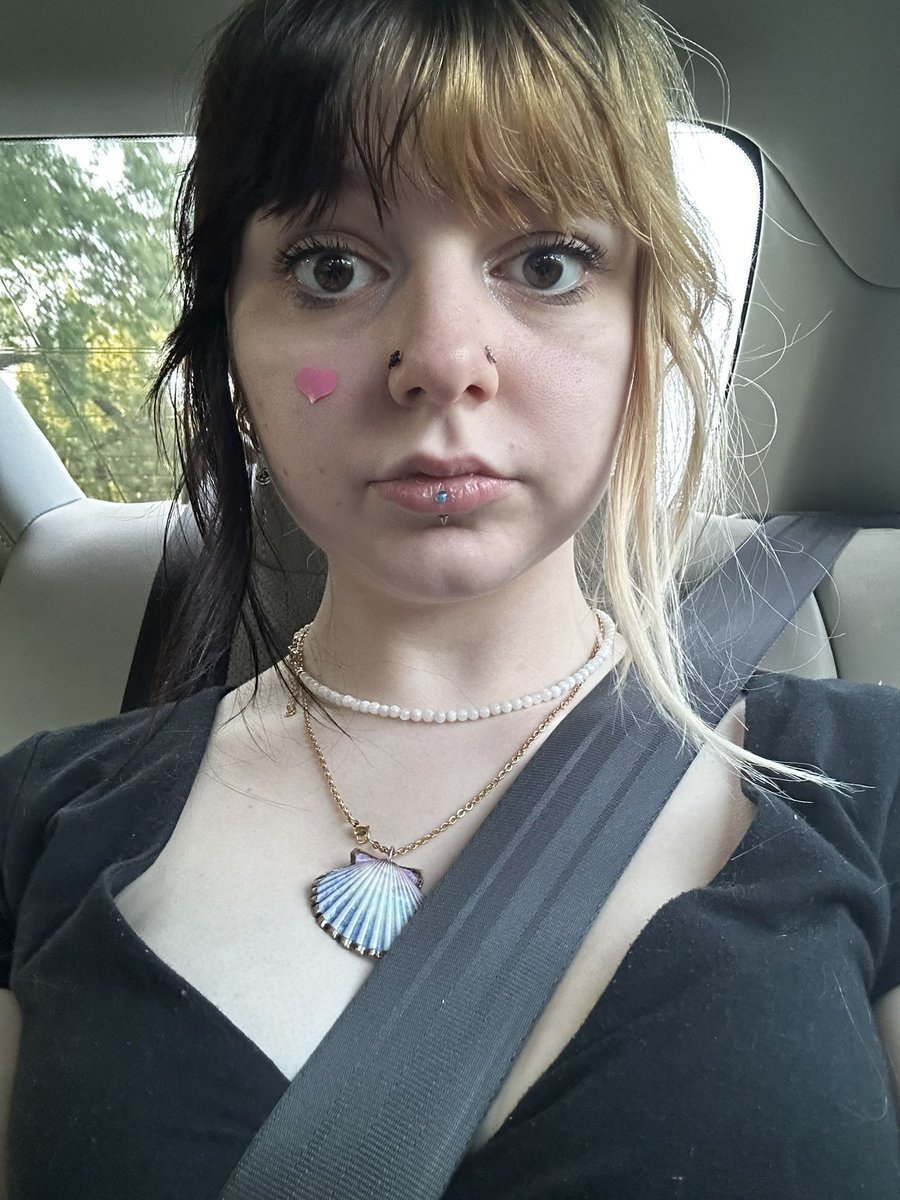 cherieseternity's tweet photo. before work fit tho https://t.co/cgTeEBX9P1