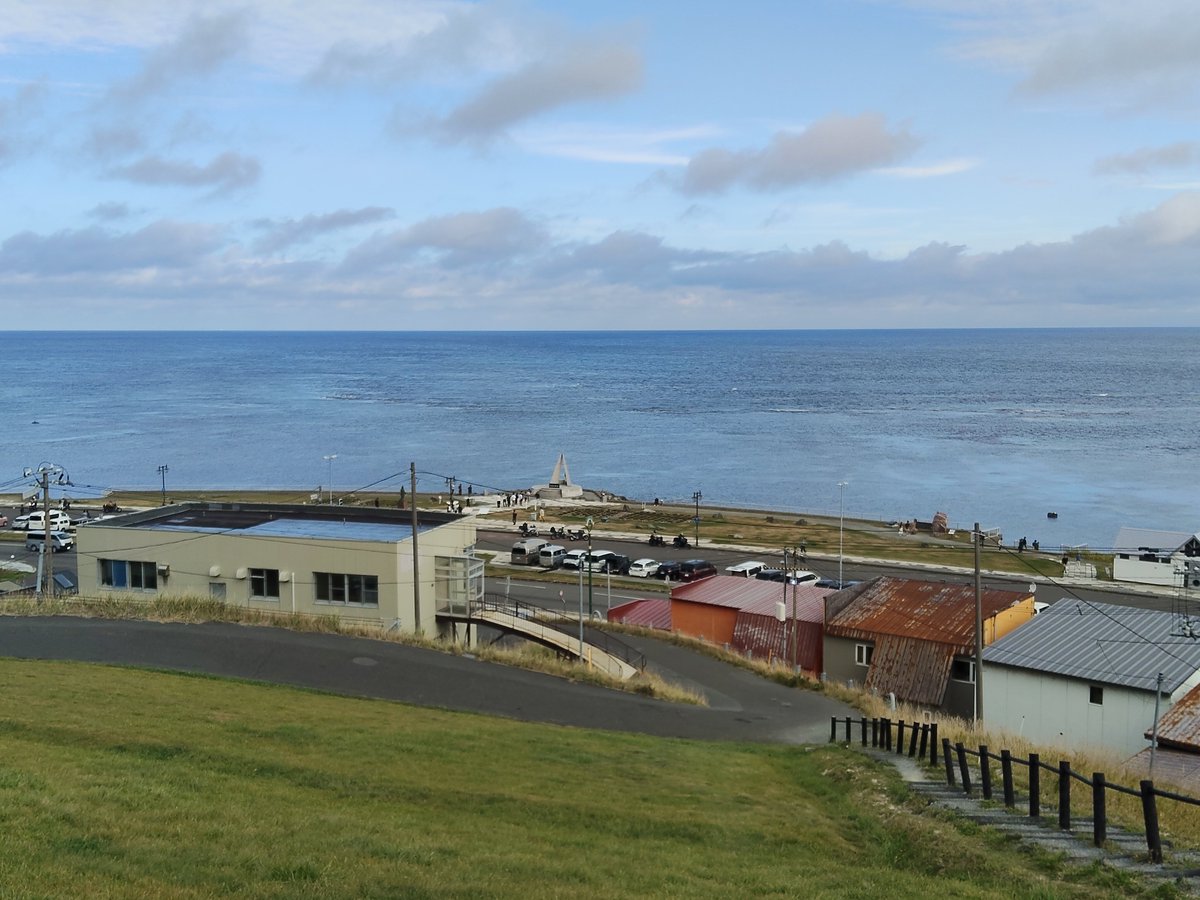 arukuahoo's tweet photo. まずは宗谷岬へ。
襟裳岬、納沙布岬、知床峠に続き北海道一周徒歩旅行の第4チェックポイントを通過。

有名な碑の前は記念撮影待ちの行列ができてたw

曇り空のせいか、樺太の島影は確認できず https://t.co/tWkaO7MUEq
