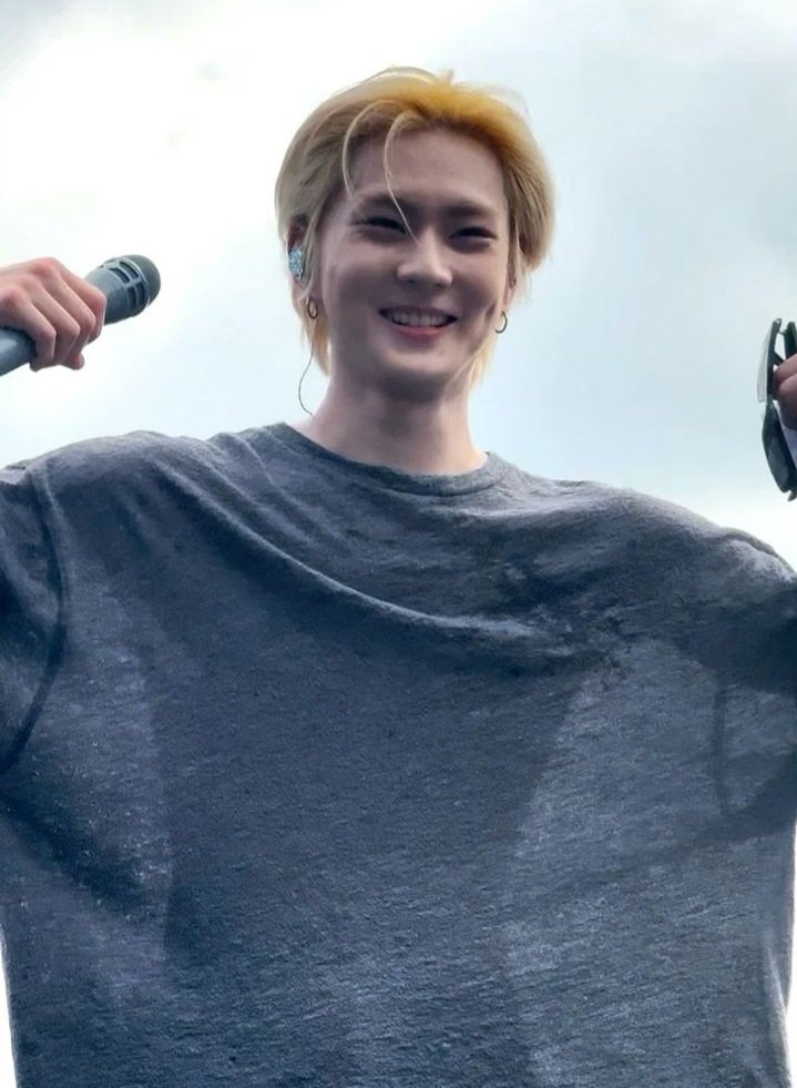 heeclipses_'s tweet photo. i need to grab his little waist https://t.co/yKJcGWPLZ7