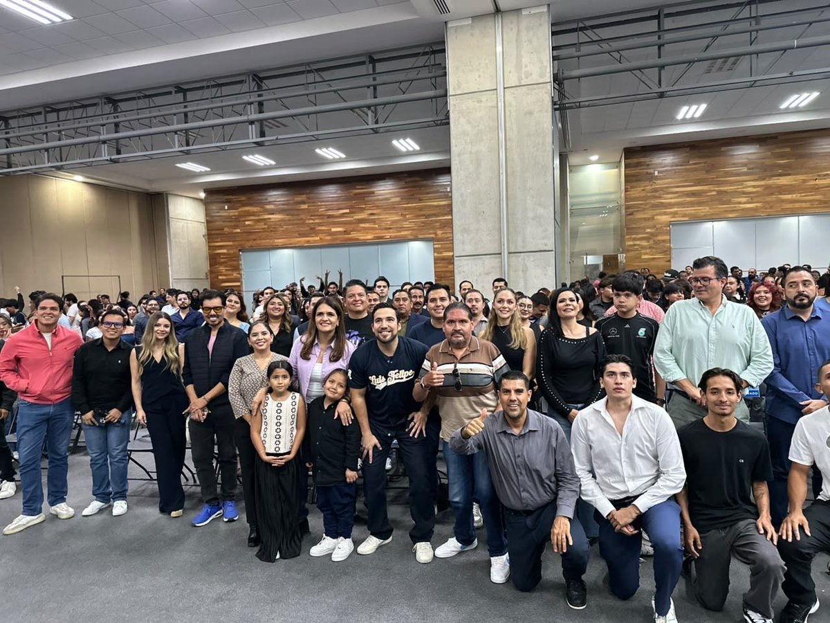 Luisfecalderonz's tweet photo. Tuve la oportunidad de platicar con jóvenes hidrocálidos, sobre lo importante que es que los jóvenes nos involucremos en política.

Fue un honor estar con ustedes! Les agradezco profundamente su atención, tiempo y disposición.

Muchas gracias @almahildam por la invitación! https://t.co/98ftgtD9iC