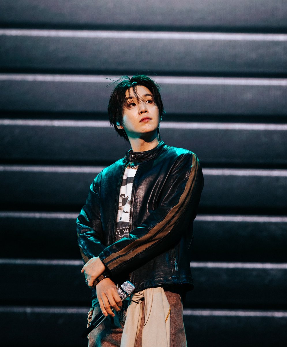 sugamihoney's tweet photo. con cada gesto o mirada de yoongi me tiene millones de enamorada. ESE OUTFIT ENLOQUECIO A TODO ARMY 😭❤️‍🩹 https://t.co/q6TyTtGrk6