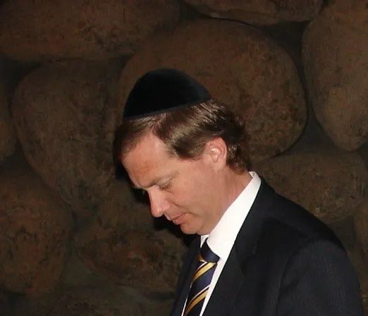 BotCheckerCL's tweet photo. @PresidenteKast, con ese gorrito las moscas no sienten el olor.

#Dato https://t.co/xyXaExDQMl