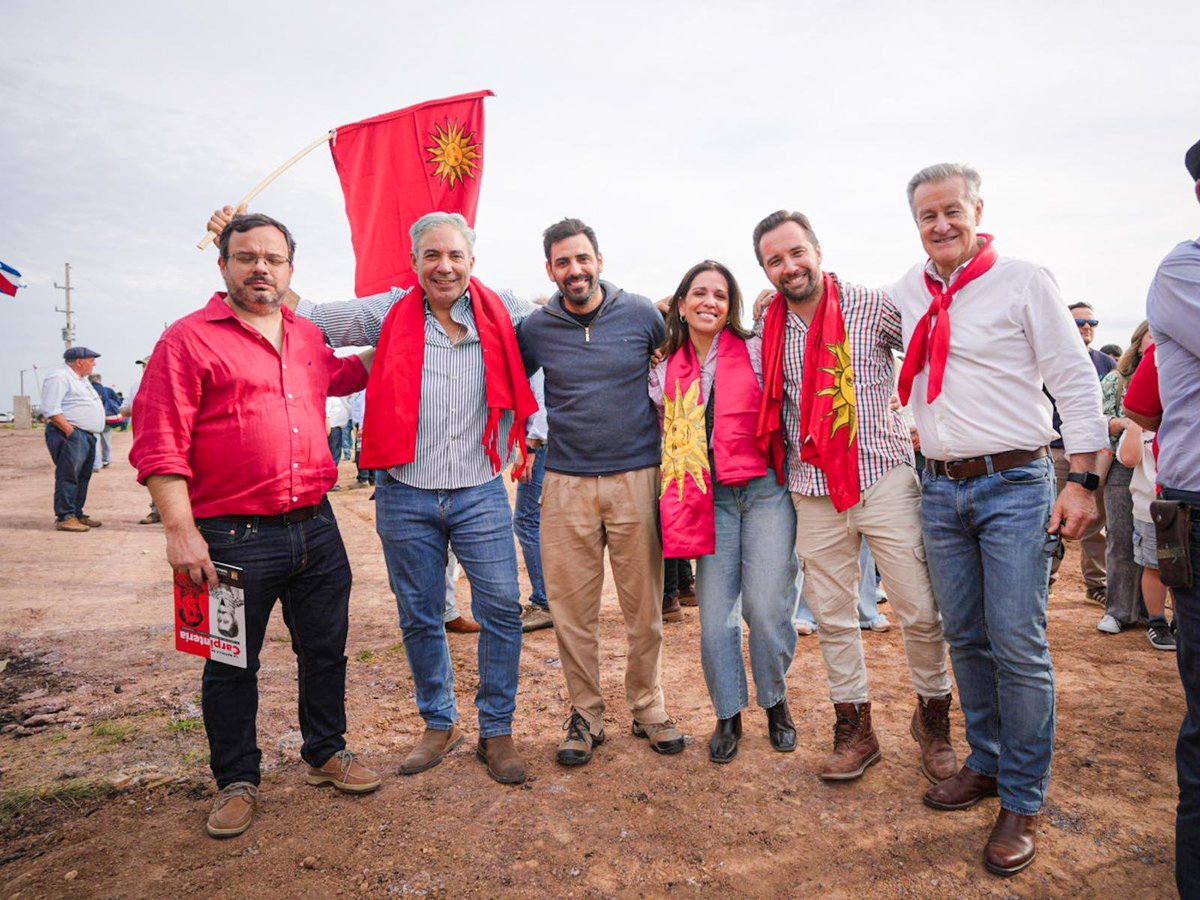 marurosello's tweet photo. Hoy fuimos a Carpintería en Durazno a celebrar los 190 años de la divisa Colorada y la divisa blanca. 

Una historia que nació con una divisa y que atravesó generaciones, defendiendo ideas, libertades y una forma de entender el Uruguay.

Ser colorada para mí es historia, pero también es presente y porvenir. Es orgullo y responsabilidad con todo lo que todavía tenemos por hacer.

Gracias al Intendente de Durazno,  @falgorta por recibirnos en su casa 

Gracias al Secretarío General del Partido Colorado en Durazno,  Gabriel Montesdeoca por la organización