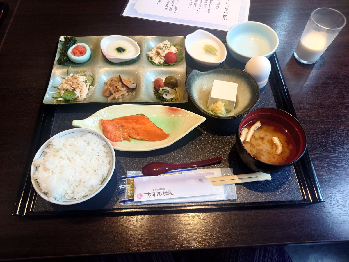ebigari6128's tweet photo. 秋田旅行二日目！
朝食〜！
去年と同じでくっそ美味い牛乳嫌いでも飲める牛乳とおはよう納豆！
これは外せないねぇ。
今日どこ行くか決まってないけど楽しむぞ〜 https://t.co/psicM7vA5j