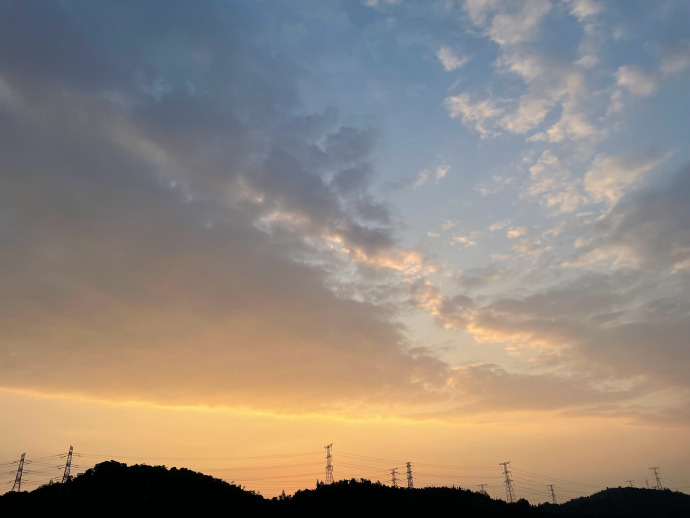 C_attyllo's tweet photo. 子猫ちゃんが人類の日の出鑑賞に付き合ってくれたよ～ 🌅 https://t.co/asBWvyiVn9
