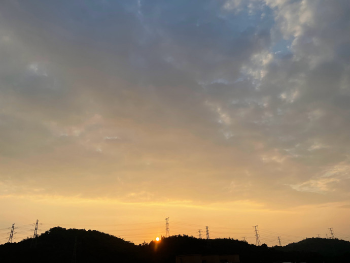 C_attyllo's tweet photo. 子猫ちゃんが人類の日の出鑑賞に付き合ってくれたよ～ 🌅 https://t.co/asBWvyiVn9