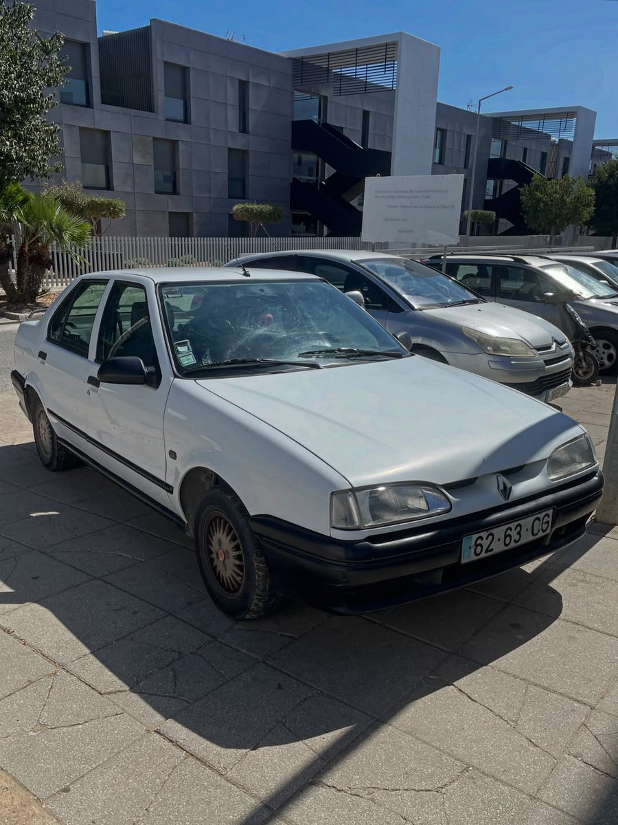 JorgeTranmsk's tweet photo. Today: a disappearing 1993 Renault 19 Chamade Phase II RN 1. 4e, a facelifted family car with a 75 hp petrol engine. Produced from 1988 to 1996, it was still in use a year ago and looked in reasonable condition. https://t.co/9jJbIcvSNj