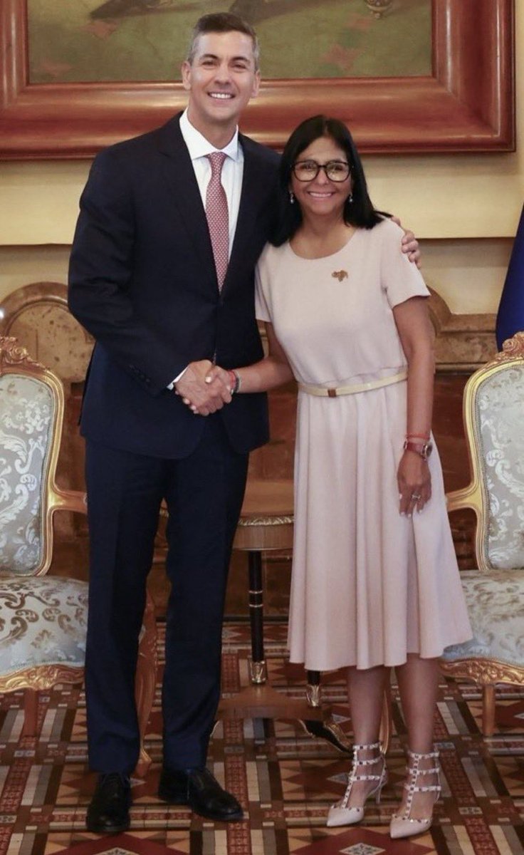 estebangerbasi's tweet photo. Señor @SantiPenap : hoy se fotografió feliz con Delcy Rodríguez.
Paraguay ya padeció a Francia, a Solano López y 35 años de Stroessner. Venezuela padece lo mismo bajo el régimen que Delcy representa.
Usted no está haciendo diplomacia. Está lavándole la cara a una dictadura para quedar bien con @realDonaldTrump Trump y @SecRubio Rubio.
Eso no es estadista. Es traición a la memoria de dos pueblos que ya conocen el terror.
