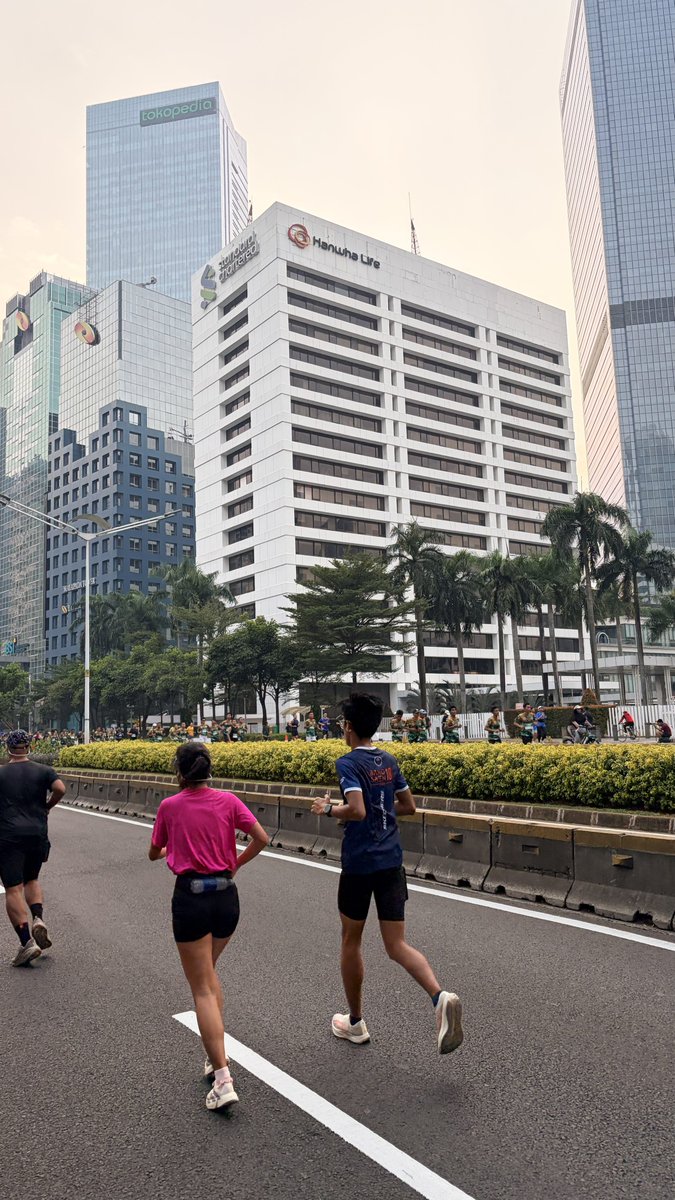 _yoshiafk's tweet photo. Fasum yang harusnya jalur khusus TJ aja jadi jalur khusus TNI Run, gak mau banget kah di jalan raya aja https://t.co/MmwXMOLd3P