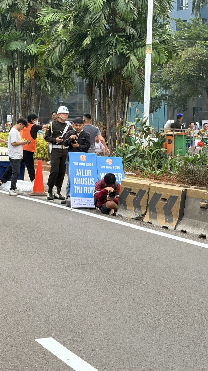 _yoshiafk's tweet photo. Fasum yang harusnya jalur khusus TJ aja jadi jalur khusus TNI Run, gak mau banget kah di jalan raya aja https://t.co/MmwXMOLd3P