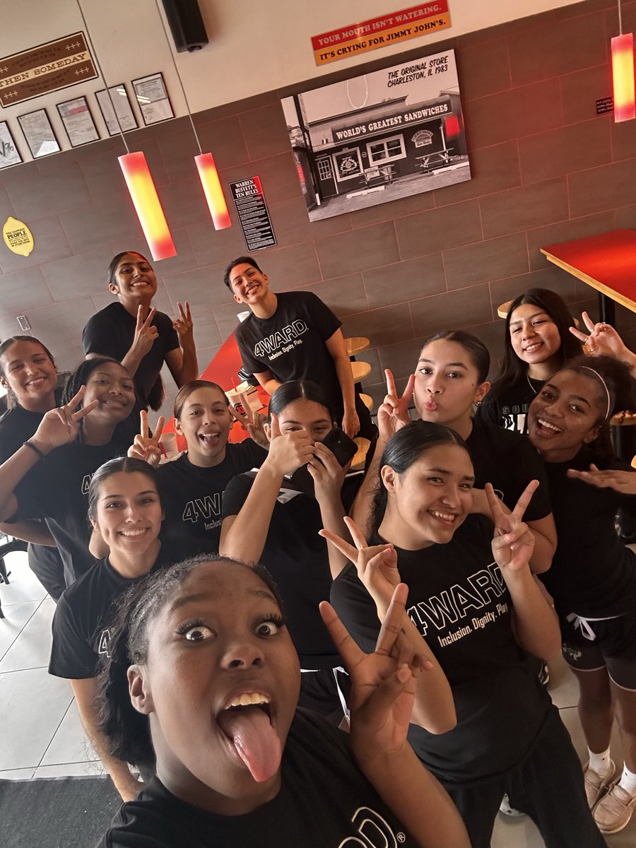 swisd_swhgbball's tweet photo. What an amazing day of Basketball at SW! 
 
Girls went 1-1, lost by 5 to a solid Johnson team and took the win vs O’Connor. 

This team is fun to watch and I 💚 that they ❤️ each other https://t.co/CUFWHXPR2Z