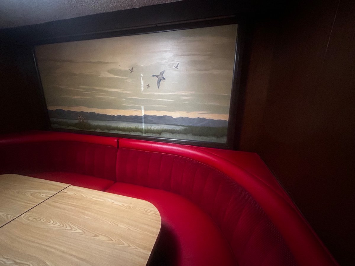 P356Loeffler's tweet photo. Pat Hill called QB Jayden Mandal as his #DifferenceMakingDog last week, so he gets the 1st pick, from pre-game meal at M&M Italian restaurant in Los Banos, where they still have the tree from Carlo’s decades ago. Catch the rest of our DMD picks on @ESPNFresno. Pregame 6 pm🏈 https://t.co/XWoBMxWyJh